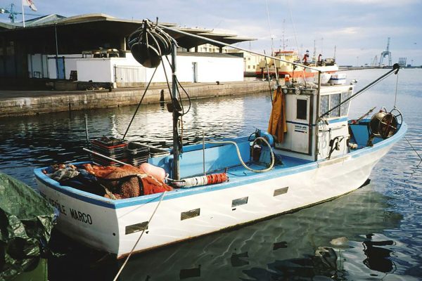 Navire de petits mÈtiers de la pÍche en MÈditerranÈe, ÈchantillonnÈ dans le cadre des enquÍtes du SIH. Ici un senneur : il pratique la pÍche ‡ la senne et cible les petits poissons pÈlagiques (sardines, anchois).